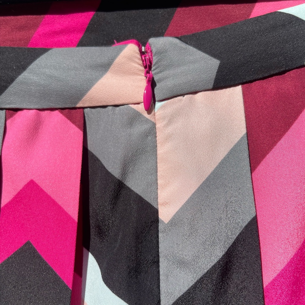 Vince Camino Chevron Patterned Pink and Black Skirt Size 8 - Picture 10 of 10